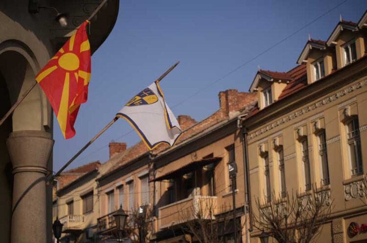 Знамињата на зградата на Општина Струмица и општинските институции се на половина копје како израз на солидарност и почит