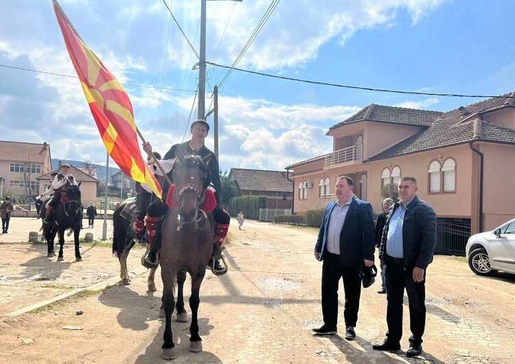 Предводени од коњаницата од Радово, голем број граѓани се упатија на сртот меѓу Дрвош и Иловица кај каменот на плодноста