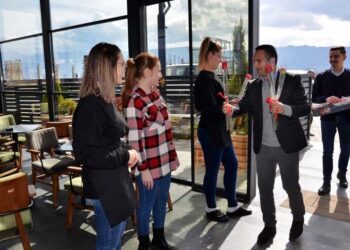 Борче Цветков со честитка до жените – каранфили за жените во „Бисер“