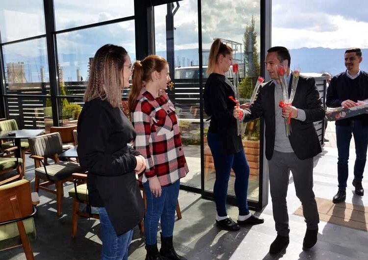 Борче Цветков со честитка до жените – каранфили за жените во „Бисер“