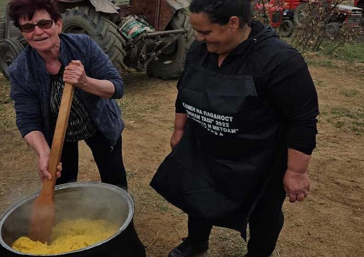 Предводени од коњаницата од Радово, голем број граѓани се упатија на сртот меѓу Дрвош и Иловица кај каменот на плодноста