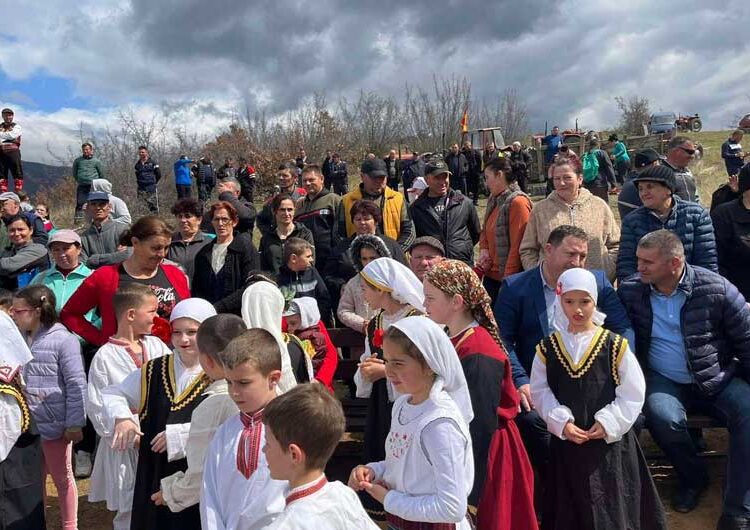 Предводени од коњаницата од Радово, голем број граѓани се упатија на сртот меѓу Дрвош и Иловица кај каменот на плодноста