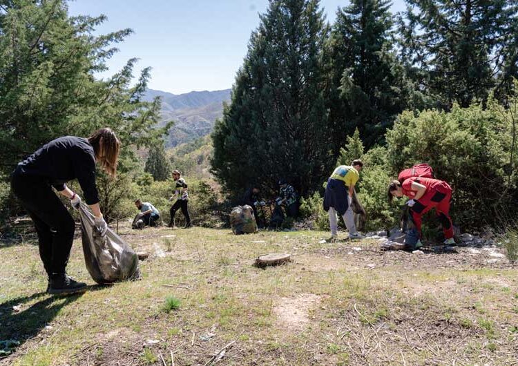 Се исчисти ѓубрето од ридовите и излетничките места во струмичкиот регион – акција на екоактивистите со поддршка на општините