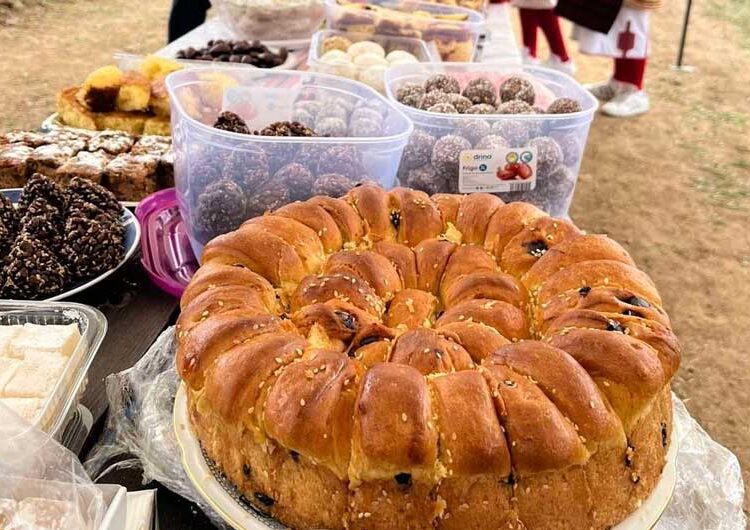 Предводени од коњаницата од Радово, голем број граѓани се упатија на сртот меѓу Дрвош и Иловица кај каменот на плодноста