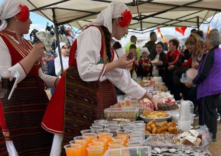 Предводени од коњаницата од Радово, голем број граѓани се упатија на сртот меѓу Дрвош и Иловица кај каменот на плодноста