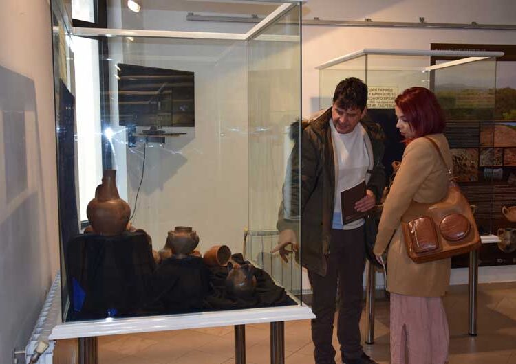 Археологот Зоран Рујак ја постави изложбата „Материјалната култура на праисториските заедници во Струмичко-радовишкиот регион“