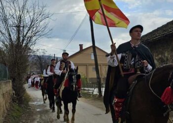 Предводени од коњаницата од Радово, голем број граѓани се упатија на сртот меѓу Дрвош и Иловица кај каменот на плодноста