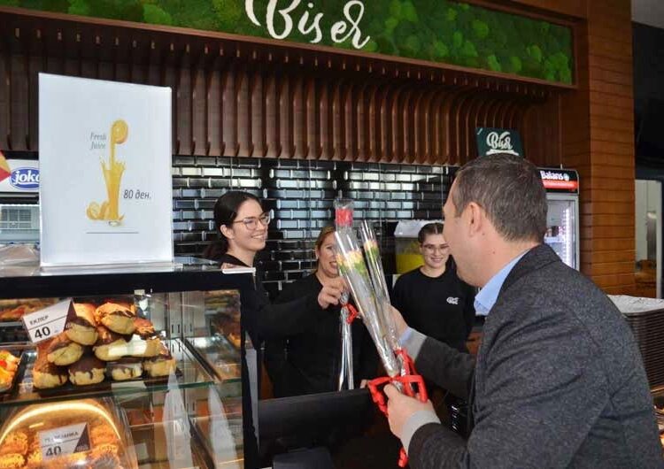 Борче Цветков со честитка до жените – каранфили за жените во „Бисер“