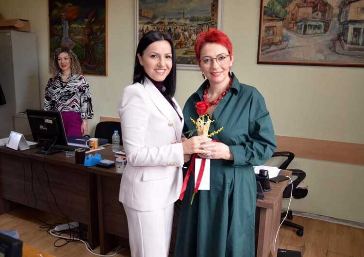 Заменичката на струмичкиот градоначалник, Елена Магеровска Паликарова делеше цветови на вработените во општината