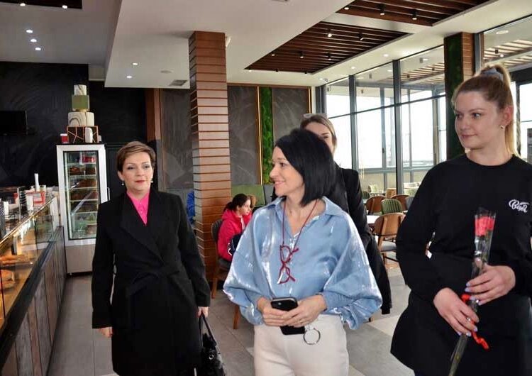 Борче Цветков со честитка до жените – каранфили за жените во „Бисер“