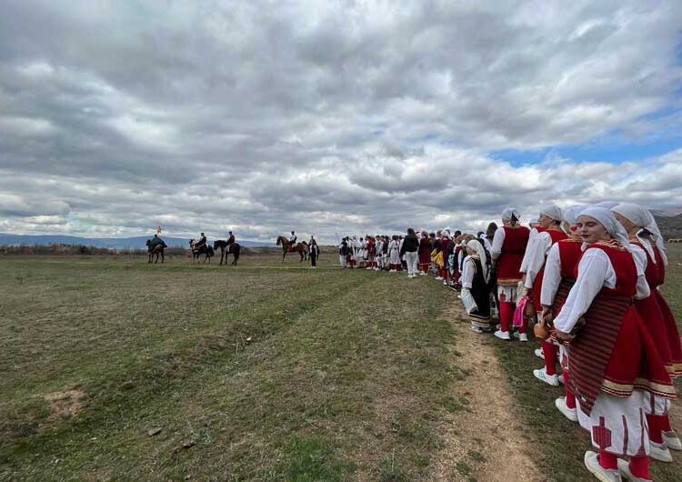 Предводени од коњаницата од Радово, голем број граѓани се упатија на сртот меѓу Дрвош и Иловица кај каменот на плодноста