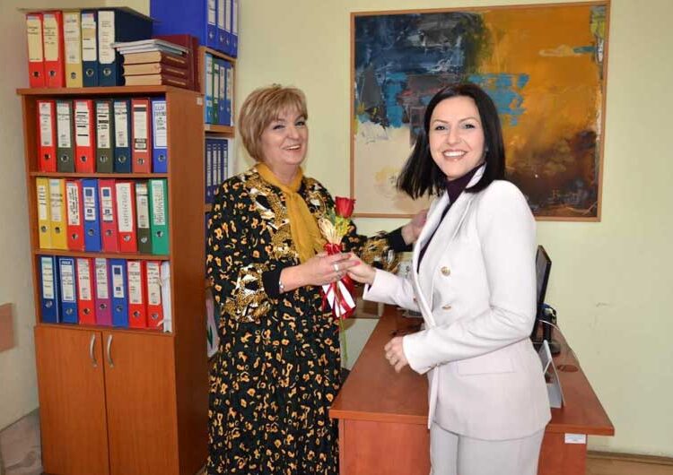 Заменичката на струмичкиот градоначалник, Елена Магеровска Паликарова делеше цветови на вработените во општината
