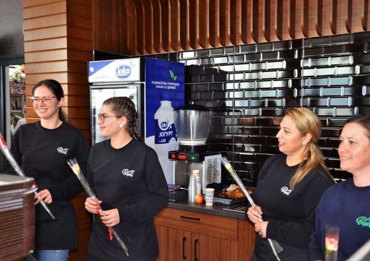 Борче Цветков со честитка до жените – каранфили за жените во „Бисер“