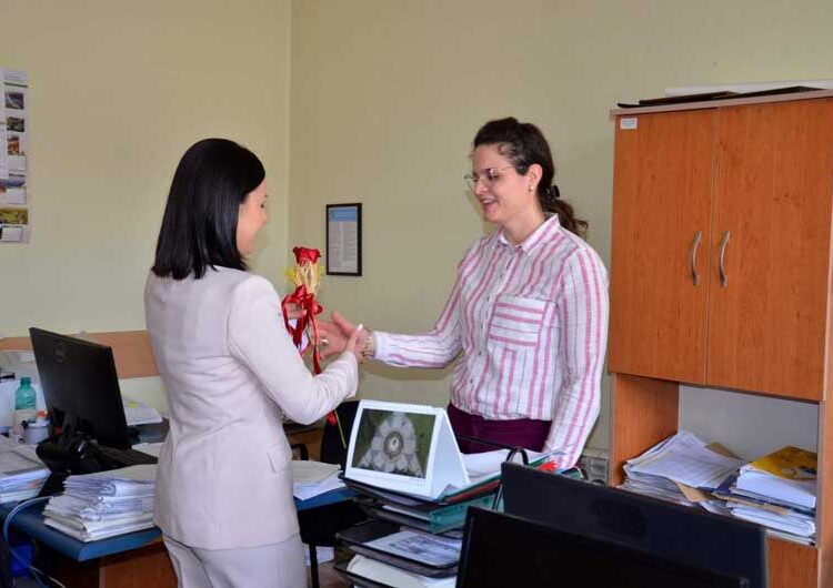Заменичката на струмичкиот градоначалник, Елена Магеровска Паликарова делеше цветови на вработените во општината