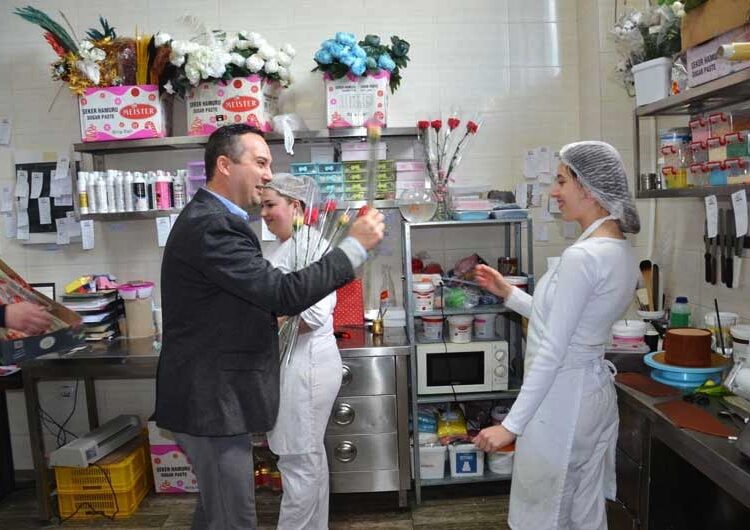 Борче Цветков со честитка до жените – каранфили за жените во „Бисер“