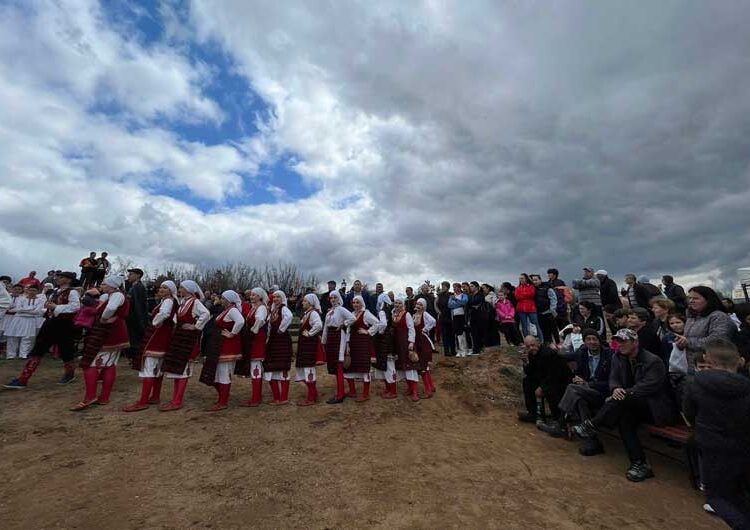 Предводени од коњаницата од Радово, голем број граѓани се упатија на сртот меѓу Дрвош и Иловица кај каменот на плодноста