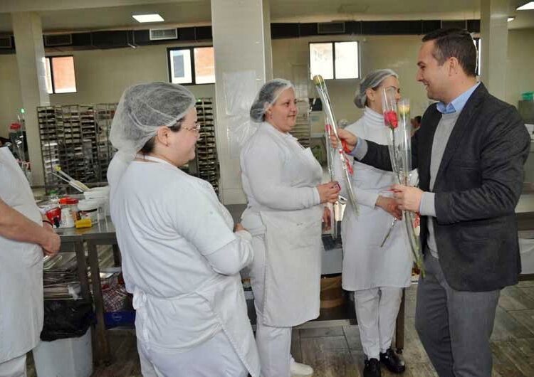 Борче Цветков со честитка до жените – каранфили за жените во „Бисер“