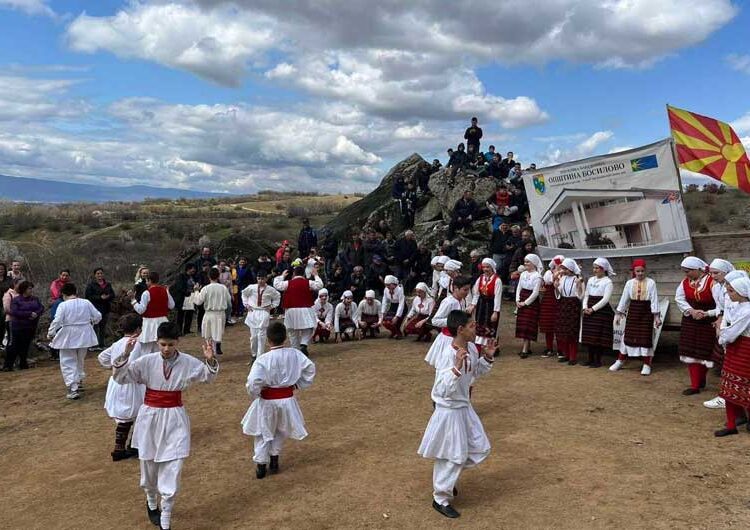 Предводени од коњаницата од Радово, голем број граѓани се упатија на сртот меѓу Дрвош и Иловица кај каменот на плодноста