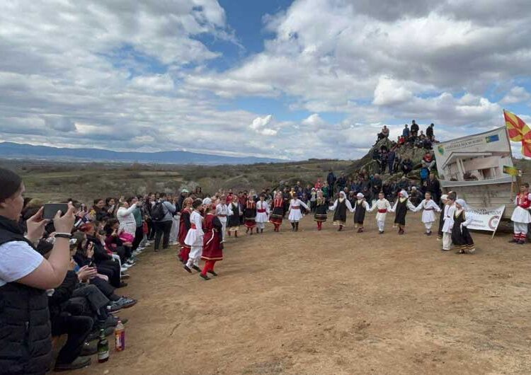 Предводени од коњаницата од Радово, голем број граѓани се упатија на сртот меѓу Дрвош и Иловица кај каменот на плодноста