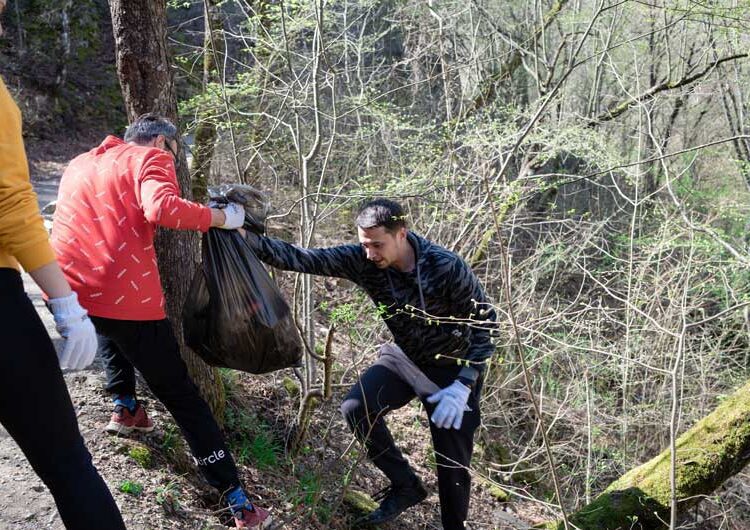 Се исчисти ѓубрето од ридовите и излетничките места во струмичкиот регион – акција на екоактивистите со поддршка на општините