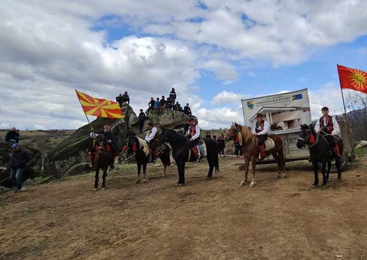 Предводени од коњаницата од Радово, голем број граѓани се упатија на сртот меѓу Дрвош и Иловица кај каменот на плодноста