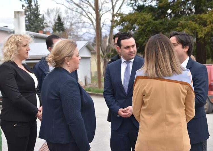 Британскиот амбасадор и министерката за труд и социјална политика го посетија Здружението на граѓани „Скај плус“ во Струмица