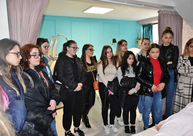 Идните физиотерапевти од „Димитар Влахов“ практично се запознаа со функционирањето на современите апарати во физиотерапијата