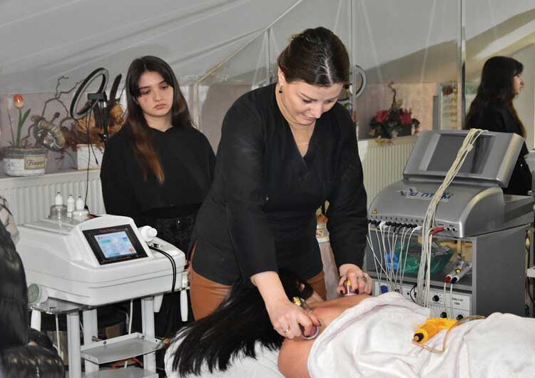 Идните физиотерапевти од „Димитар Влахов“ практично се запознаа со функционирањето на современите апарати во физиотерапијата