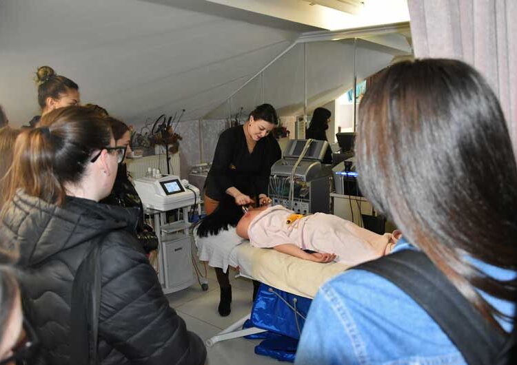 Идните физиотерапевти од „Димитар Влахов“ практично се запознаа со функционирањето на современите апарати во физиотерапијата