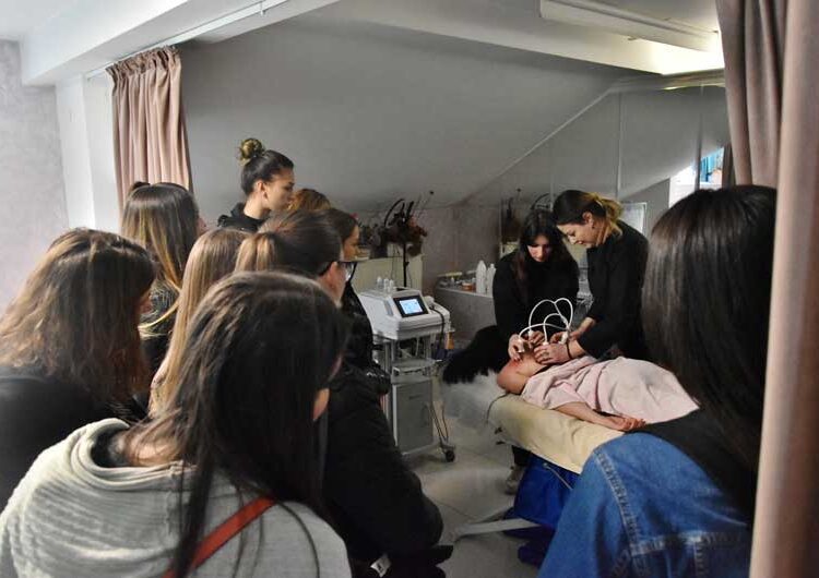 Идните физиотерапевти од „Димитар Влахов“ практично се запознаа со функционирањето на современите апарати во физиотерапијата