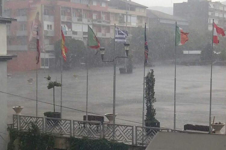 УХМР: Утре попладне нестабилно, во понеделник влажен студен бран