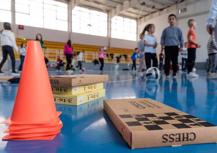 Донирани спортски реквизити за ООУ „Даме Груев“ во селото Куклиш