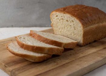 Обврска за регистрираните производители на леб да го произведуваат и ставаат во промет белиот и полубелиот леб