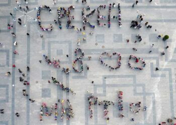 ФОТО: 500 ученици од „Сандо Масев“ со перформанс на плоштадот во Струмица