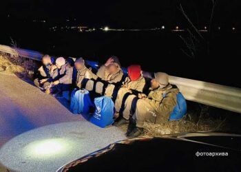 Кај Костурино во патничко возило откриено осум мигранти од Сирија, возачот кој ги превезувал побегнал