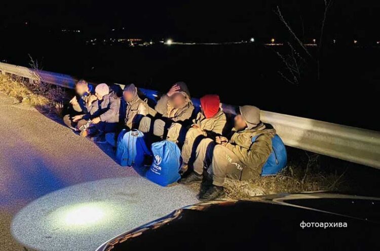 Кај Костурино во патничко возило откриено осум мигранти од Сирија, возачот кој ги превезувал побегнал