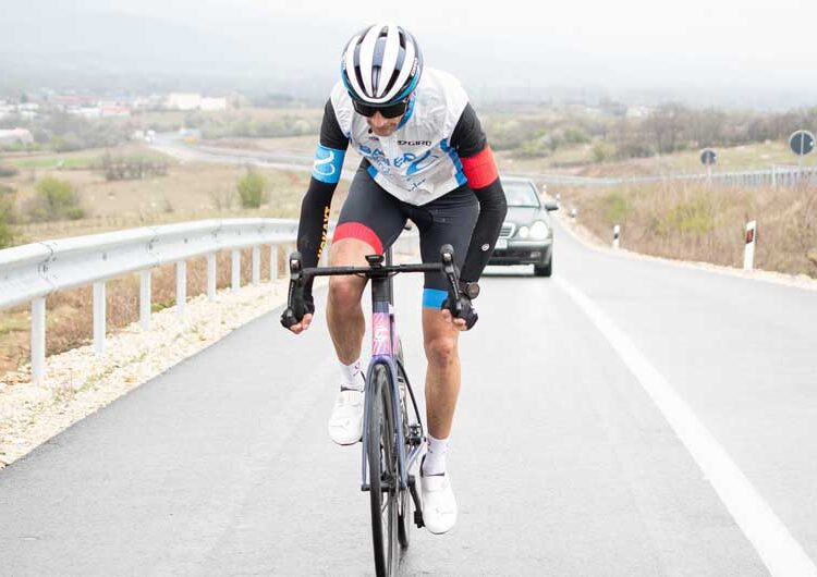 Во чест на фудбалската легенда Благој Истатов ултрамаратонецот Николчо Ѓоргиев трчаше и возеше велосипед од Струмица до Дојран