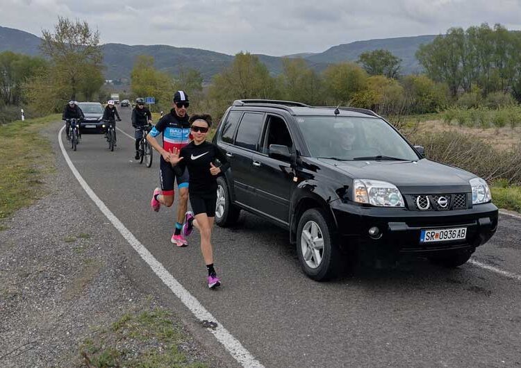 Во чест на фудбалската легенда Благој Истатов ултрамаратонецот Николчо Ѓоргиев трчаше и возеше велосипед од Струмица до Дојран