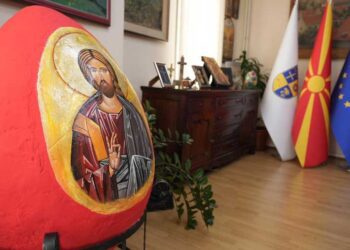 Градоначалникот Костадинов си доби големо Велигденско јајце од ученици во „Видое Подгорец“