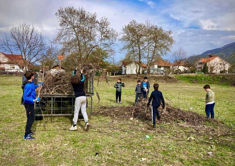 Еко активисти од Колешино го исчистија отпадот во селото со што го најавија проектот „Колешино без отпад“