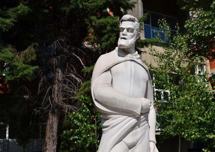 Учениците и професорите во СОУ „Никола Карев“ денеска го одбележаа својот патрон