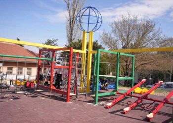 За децата од турското маало Општина Струмица изгради Детско игралиште, градоначалникот Костадинов најави и други проекти таму