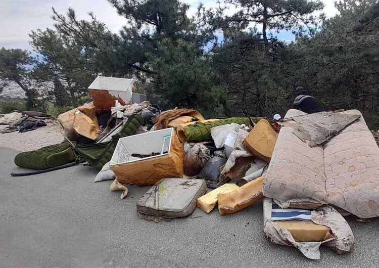 По акцијата „Чисти ридови за сите“ дива депонија повторно на патот кон Царевите кули