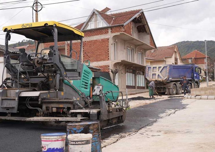 Почна асфалтирањето на улицата покрај реконструираниот порој на „Крушевска Република“