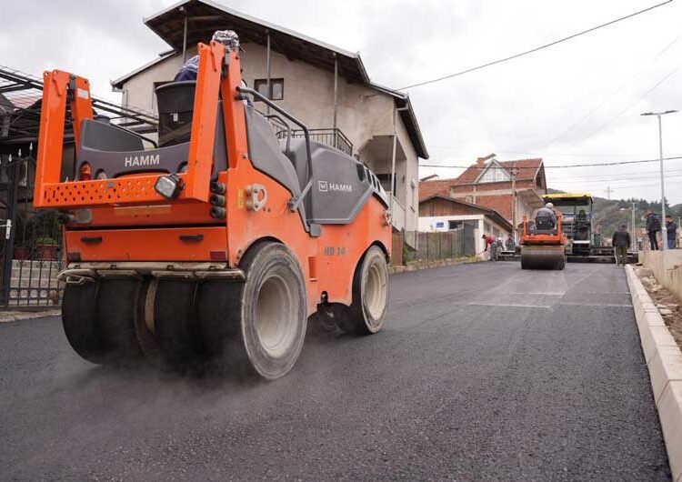 Почна асфалтирањето на улицата покрај реконструираниот порој на „Крушевска Република“