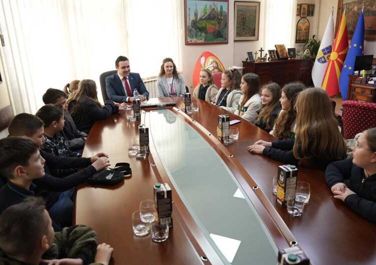 Градоначалникот Костадинов си доби големо Велигденско јајце од ученици во „Видое Подгорец“