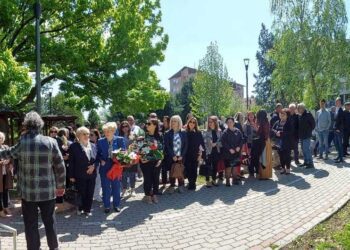 Учениците и професорите во СОУ „Никола Карев“ денеска го одбележаа својот патрон