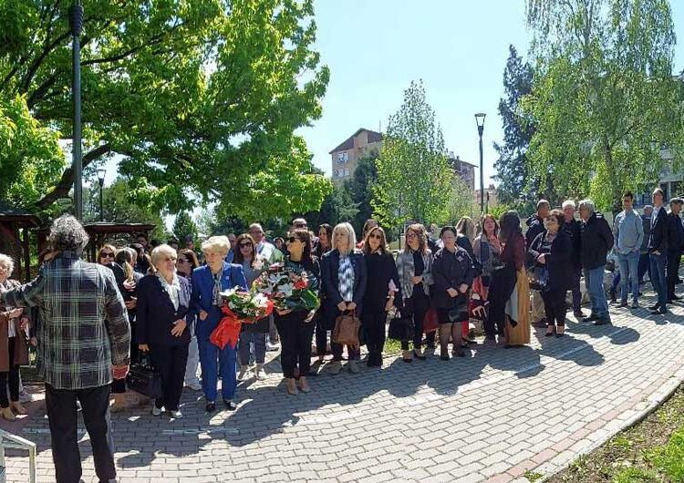 Учениците и професорите во СОУ „Никола Карев“ денеска го одбележаа својот патрон