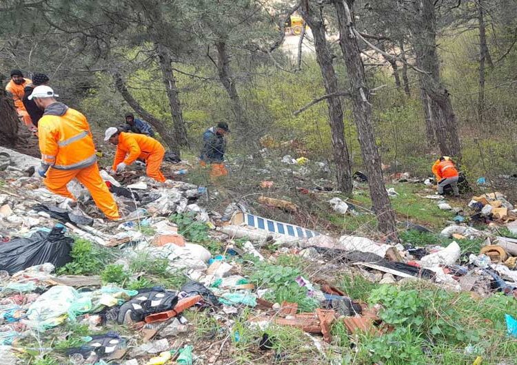 По акцијата „Чисти ридови за сите“ дива депонија повторно на патот кон Царевите кули