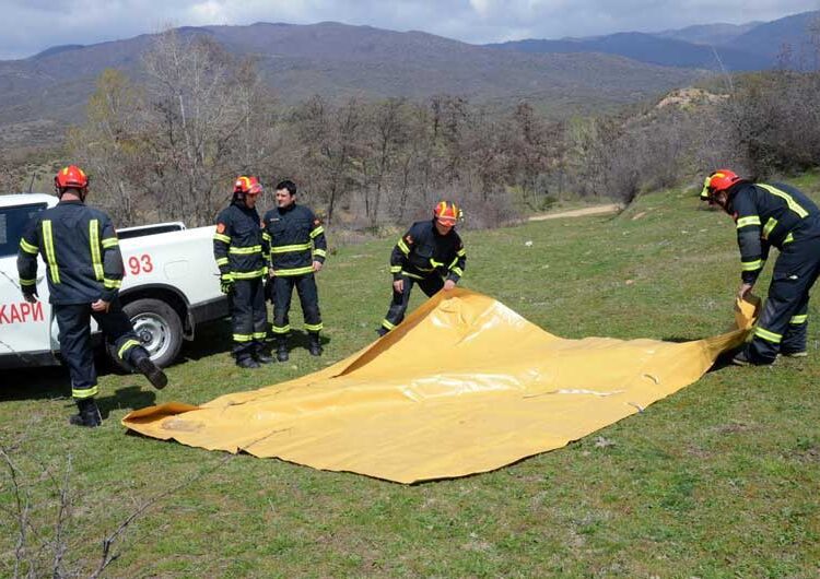 Пожарникарите на Струмица и Петрич со заедничка симулациска вежба кај браната „Иловица“